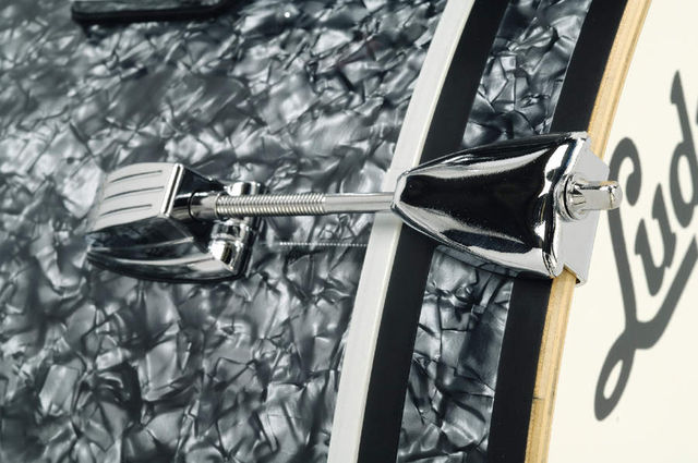 The ‘60s-style 14” deep bass drum has properly inlaid hoops, is quick to respond and is so much easier to carry around
